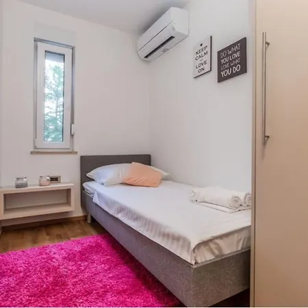 Villa Zara Near Porec For 8 Persons With Private Pool Višnjan