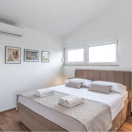 Zara Near Porec For 8 Persons With Private Pool Villa