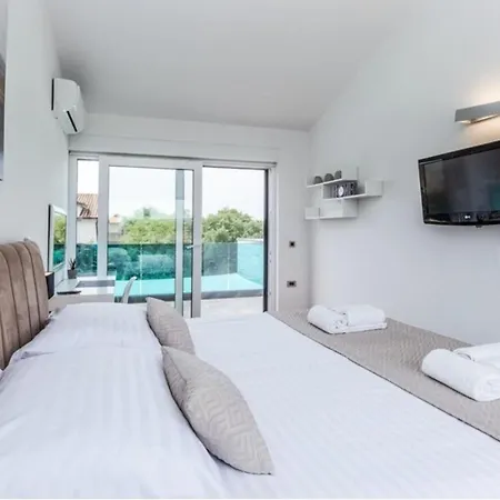 فيلة Zara Near Porec For 8 Persons With Private Pool *