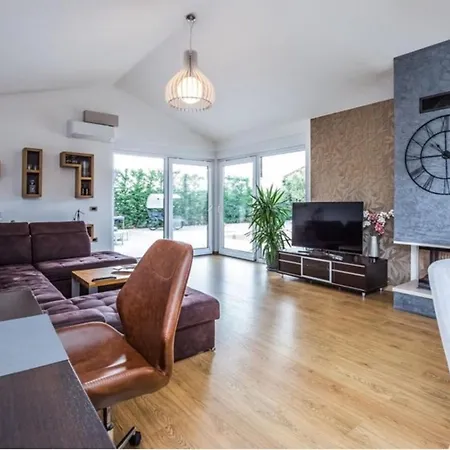 فيلة Zara Near Porec For 8 Persons With Private Pool