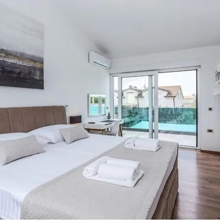 Zara Near Porec For 8 Persons With Private Pool Višnjan