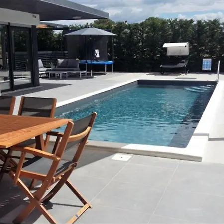 فيلة Zara Near Porec For 8 Persons With Private Pool